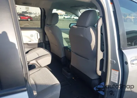 2021 Toyota Sienna Le z USA, uszkodzony, nr VIN 5TDKSKFC4MS012512